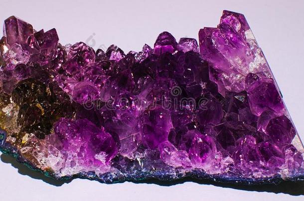 紫蓝色宝石矿物水晶隔离的向白色的背景