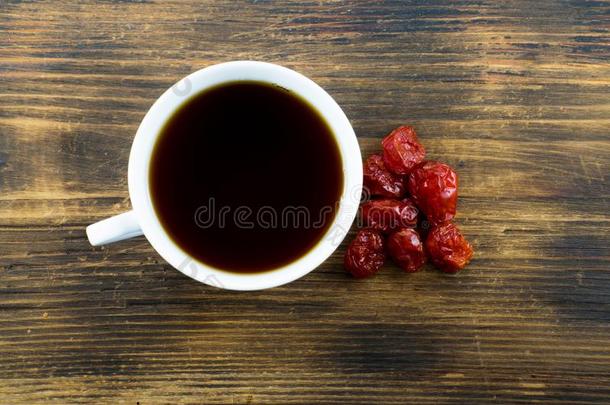 成果茶水和干燥的光玉髓樱桃.山茱萸的果实.水木.