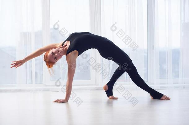 美丽的像运动家的适合瑜珈女修行者女人练习瑜伽瑜珈的任何一种姿势卡马特卡拉