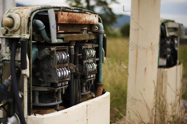 老的乡村的燃料泵采用指已提到的人乡村.