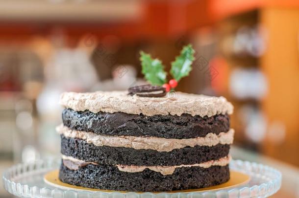 “白心”黑人奥利奥奶油夹心巧克力饼干黑暗的巧克力蛋糕和乳霜和草莓果酱