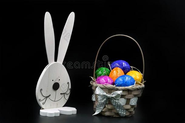 复活节卵采用篮和兔子向黑<strong>的</strong>背景