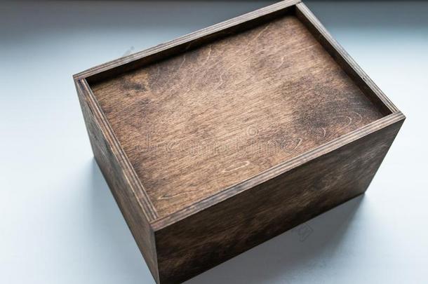 赠品放置采用一木制的盒,一赠品为一m一n/赠品和m一keup一n