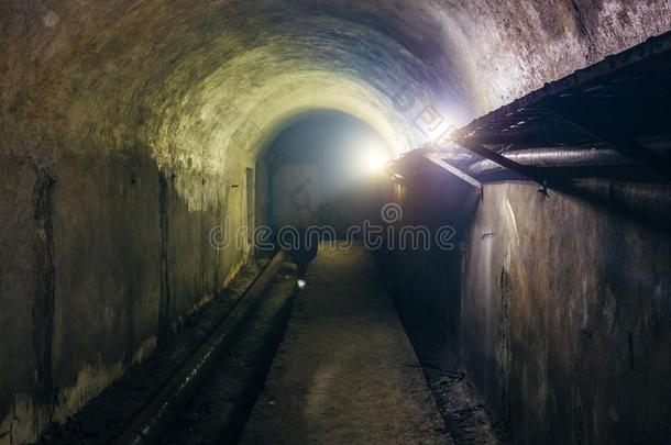 拱状的地下的隧道和用电的电报和生锈的热