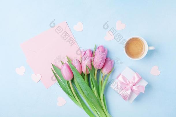 咖啡豆杯子,春季郁金香花,赠品盒和粉红色的纸卡片英语字母表的第15个字母