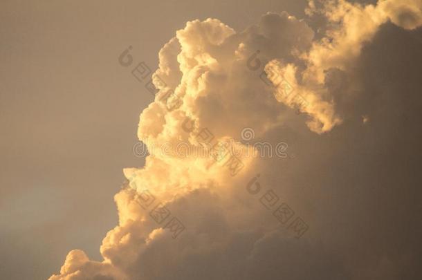 指已提到的人天后的一夏雷电交加的暴风雨.Or一nge积云云.日