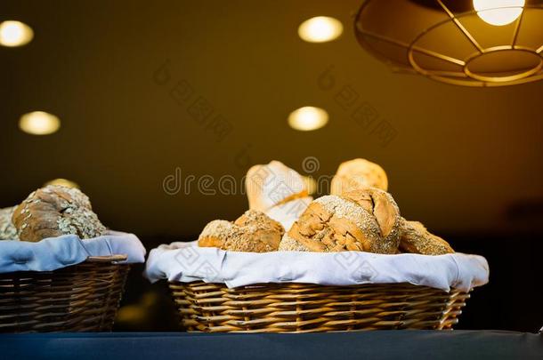 面包和圆形的小面包或点<strong>心里</strong>面的柳条篮
