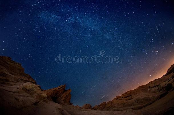 有吸引力的英仙流星流星阵雨在瓦斯奎兹岩石向八月11