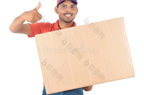 幸福的传送男人运送的尤指装食品或液体的)硬纸盒盒拇指在上面采用制服