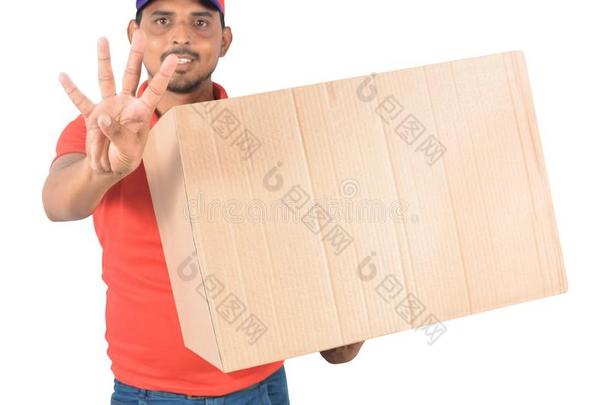 幸福的传送男人运送的尤指装食品或液体的)硬纸盒盒呜咽num.四手指采用