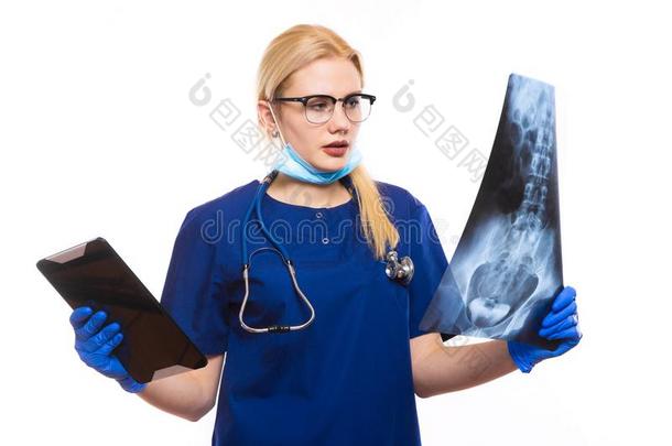 女人医生采用蓝色灌木丛研究字母x-射线和personalcomputer个人计算机
