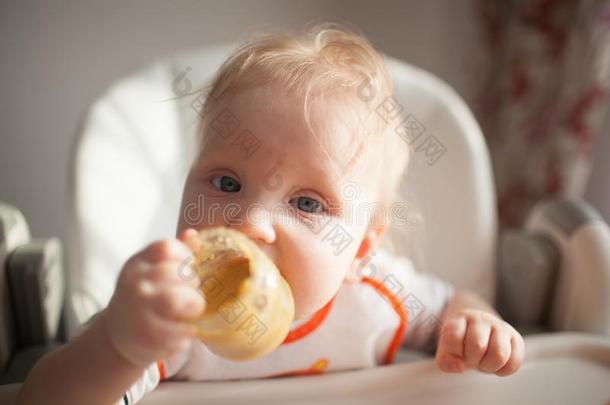 婴儿6月老的和他为t他第一时间试图蔬菜squamoid鳞状物