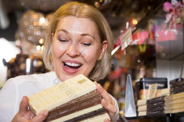 白肤金发碧眼女人领取退休、养老金或抚恤金的人购买巧克力