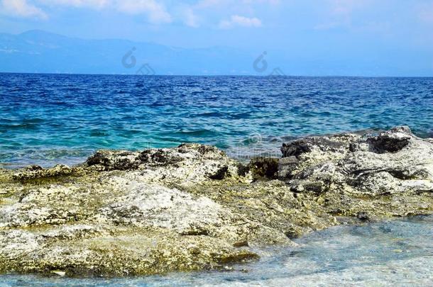 野生的海滩,多岩石的海岸线和海蓝宝石,蓝色,绿松石泰国或高棉的佛教寺或僧院