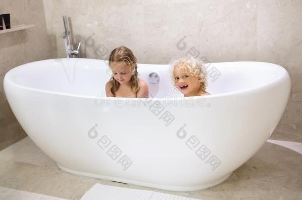 小孩采用沐浴.孩子们沐浴采用g.家庭沐浴room.