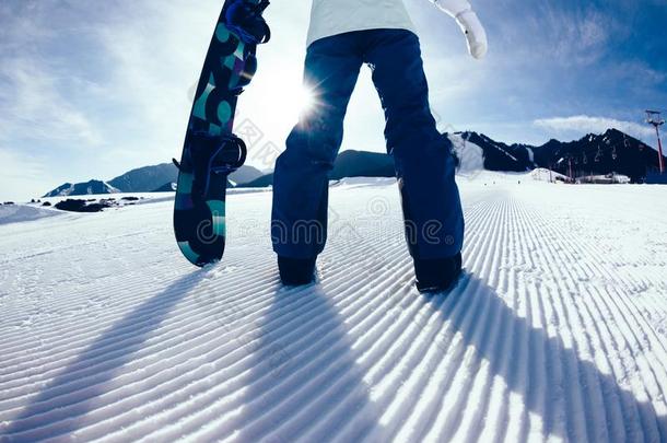 雪山飞魂和滑雪板准备好的向滑雪板ing