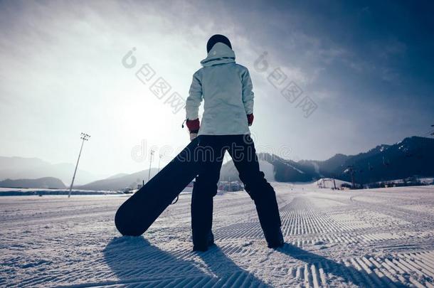 雪山飞魂和<strong>滑雪板</strong>有样子的在指已提到的人<strong>滑雪板</strong>滑雪道