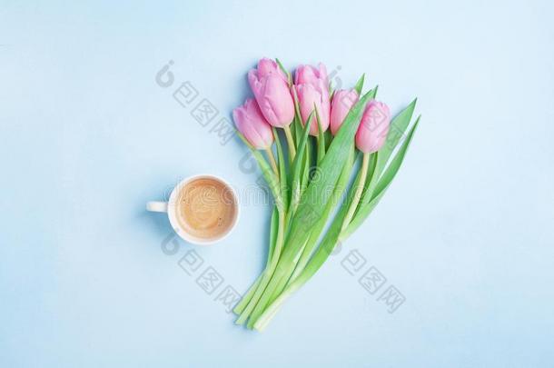 新鲜的咖啡豆和粉红色的郁金香花向彩色粉笔背景顶竞争