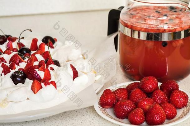 蛋糕奶油水果蛋白饼,草莓和喝从压碎的草莓.