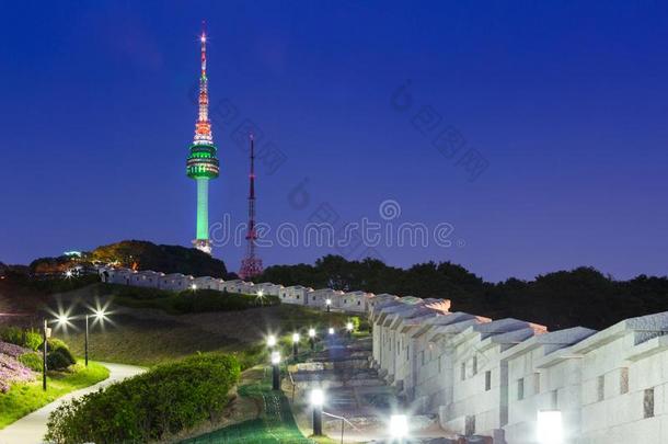 <strong>首尔</strong>塔在夜看法和老的墙和光,南方朝鲜.