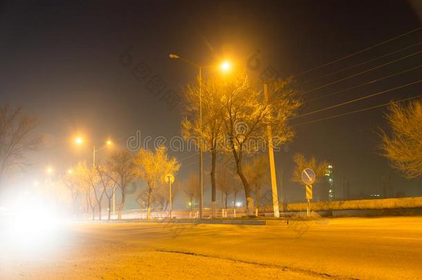 路在夜和活动的cablerelaystations电缆继电器站