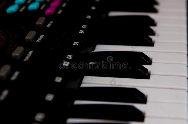 特写镜头黑的钢琴调,黑的钢琴隔离的,面看法关于一