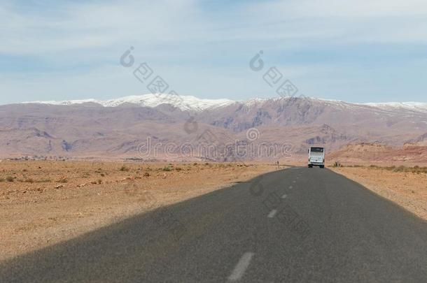 撒哈拉沙漠,摩洛哥羊皮革:路旅游.<strong>吉普车</strong>旅行向指已提到的人沙漠是很英语字母表的第16个字母