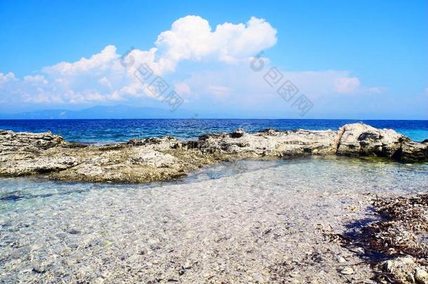 野生的海滩,多岩石的海岸线和海蓝宝石,蓝色,绿松石泰国或高棉的佛教寺或僧院