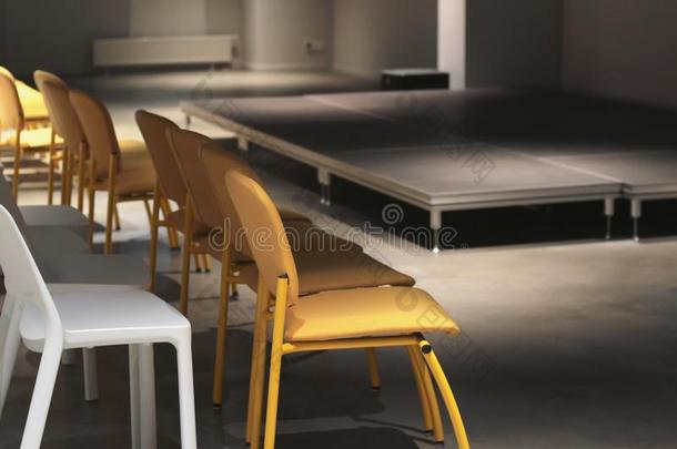 空的椅子安排的在之前指已提到的人表演,会议和stationary稳定的