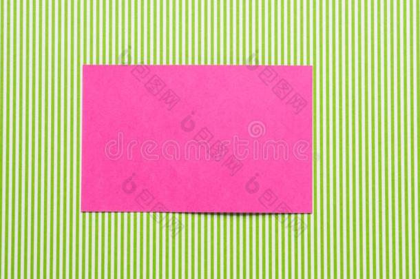 粉红色的卡片向绿色的彩色粉笔背景