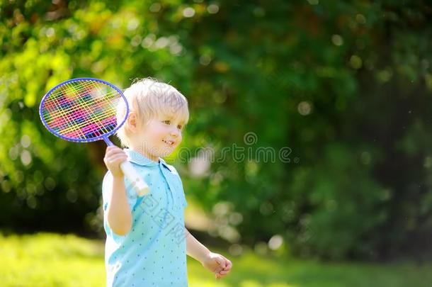 小孩演奏羽毛球采用夏公园