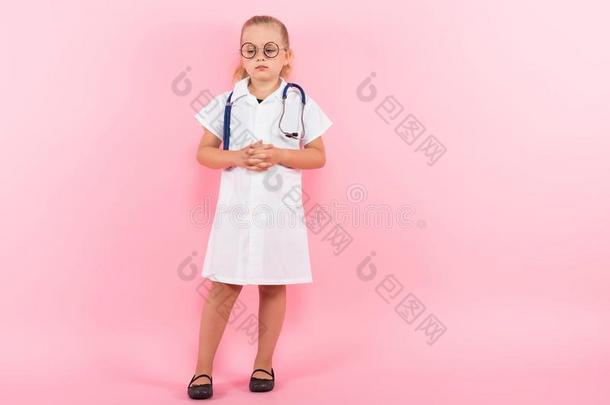 小的女孩采用医生戏装和听诊器