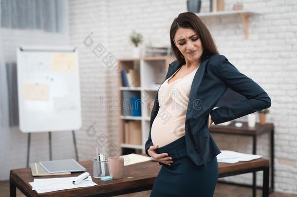 年幼的怀孕的女人是（be的三单形式体验劳动采用办公室.怀孕的我