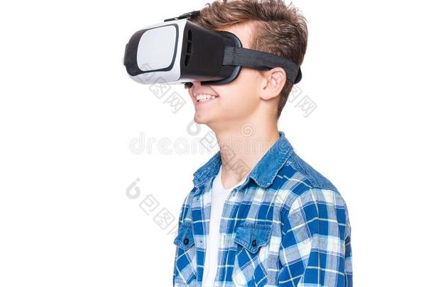 青少年男孩和VirtualReality虚拟现实眼镜