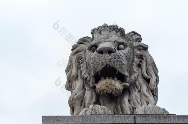 大理<strong>石狮</strong>子雕像.古代的狮子纪念碑向链子桥采用日分