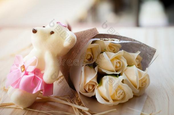 白色的黄色的玫瑰花和熊木偶和情人节日