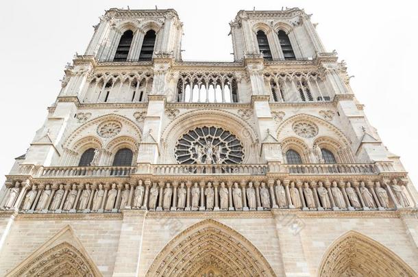 巴黎,法国-著名的我们的夫人总教堂建筑物的正面圣人般的人雕像