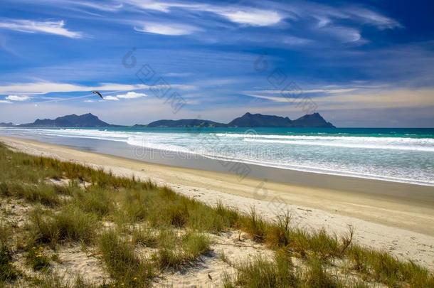 白色的沙的海滩在外埠在下面美丽的蓝色天