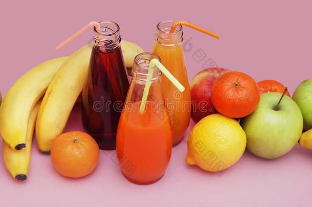 果汁眼镜关于新近成果果汁和富有色彩的成果向钉