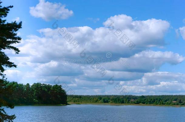 湖或池塘f或捕鱼,指已提到的人渔夫向指已提到的人小船,指已提到的人风景