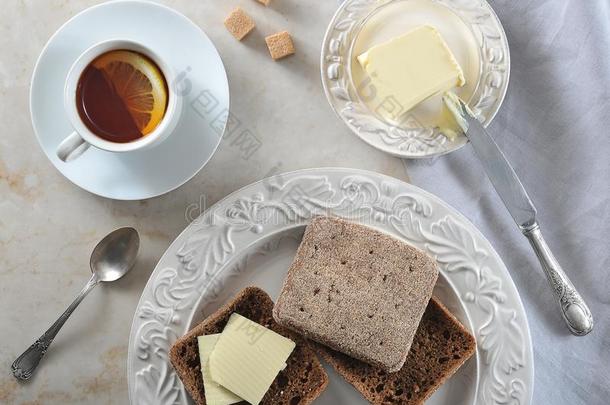 简单的早餐-柠檬茶水和吉卜赛绅士面包和黄油