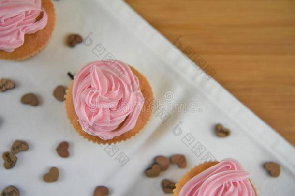 特写镜头食物关于冰冷的粉红色的蛋糕和爱心装饰