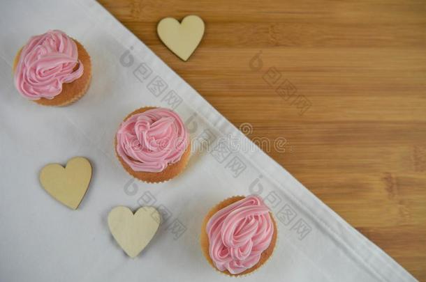美丽的粉红色的纸杯蛋糕和爱心情况为一母亲d一y
