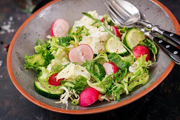 混合沙拉从新鲜的蔬菜和绿叶蔬菜草本植物.饮食的菜单.