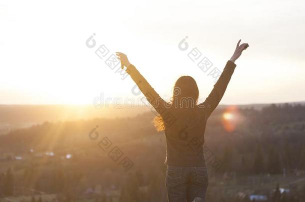 美丽的黑的有毛发的年幼的女孩观察日落在乡下的游戏《传奇》服务端下的一个文件夹名