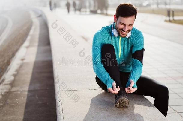 男人系慢<strong>跑鞋</strong>子.人跑步在户外