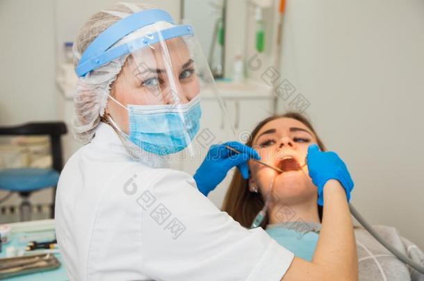 牙科医生龋齿治疗在牙齿的诊所办公室.