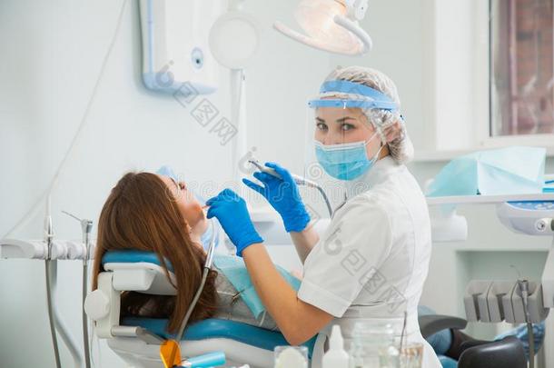牙科医生龋齿治疗在牙齿的诊所办公室.