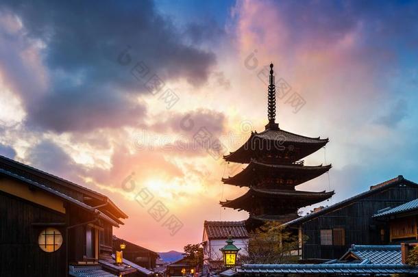 八坂塔和是的扎卡大街在日落采用京都,黑色亮漆