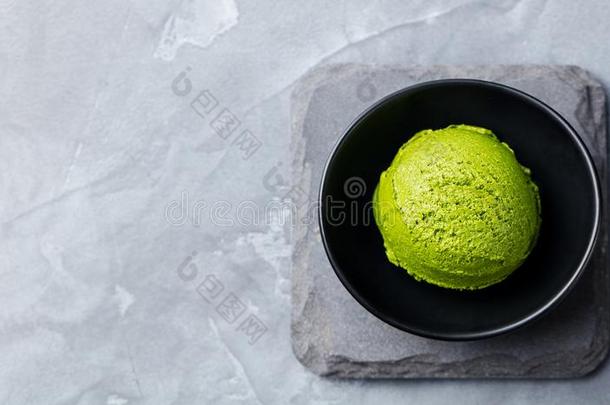 绿色的茶水日本<strong>抹茶</strong>冰乳霜铲采用黑的碗向一灰色的st向e英语字母表的第2个字母